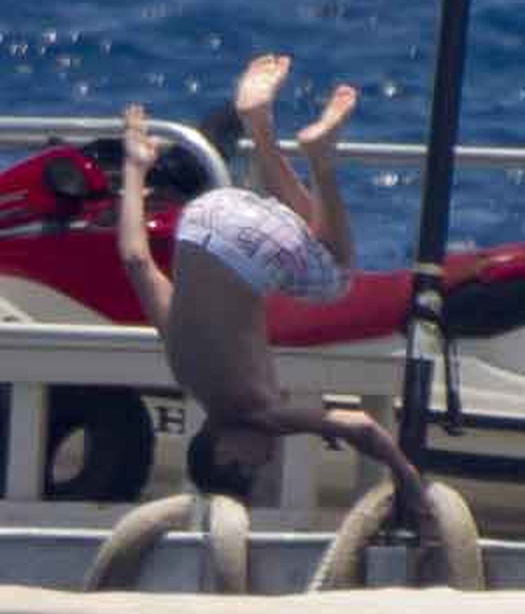 Justin Bieber da la voltereta en el aire