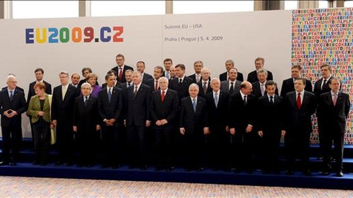 El presidente estadounidense, Barack Obama (c-i), posa junto al resto de mandatarios europeos, hoy durante la foto de familia de la cumbre informal UE-EEUU, en Praga. EFE