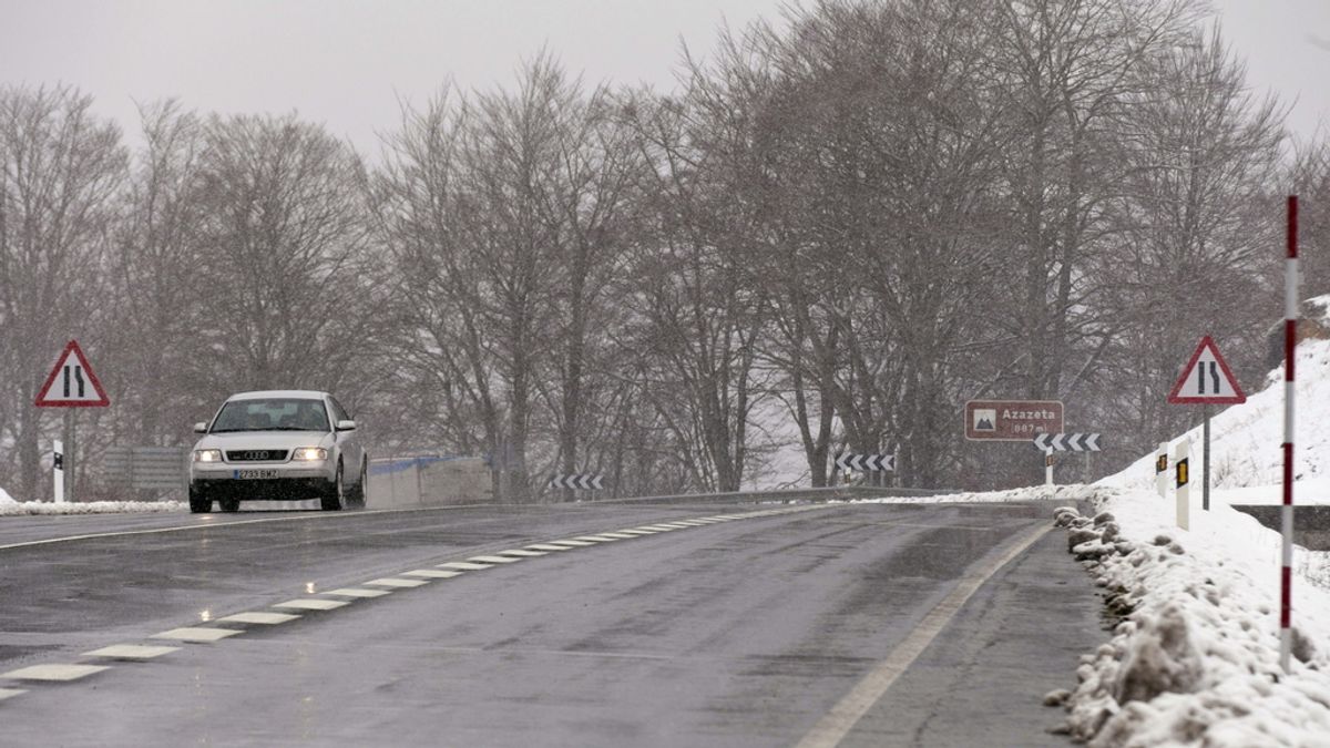 Las fuertes nevadas complican la circulación en la red de carreteras españolas