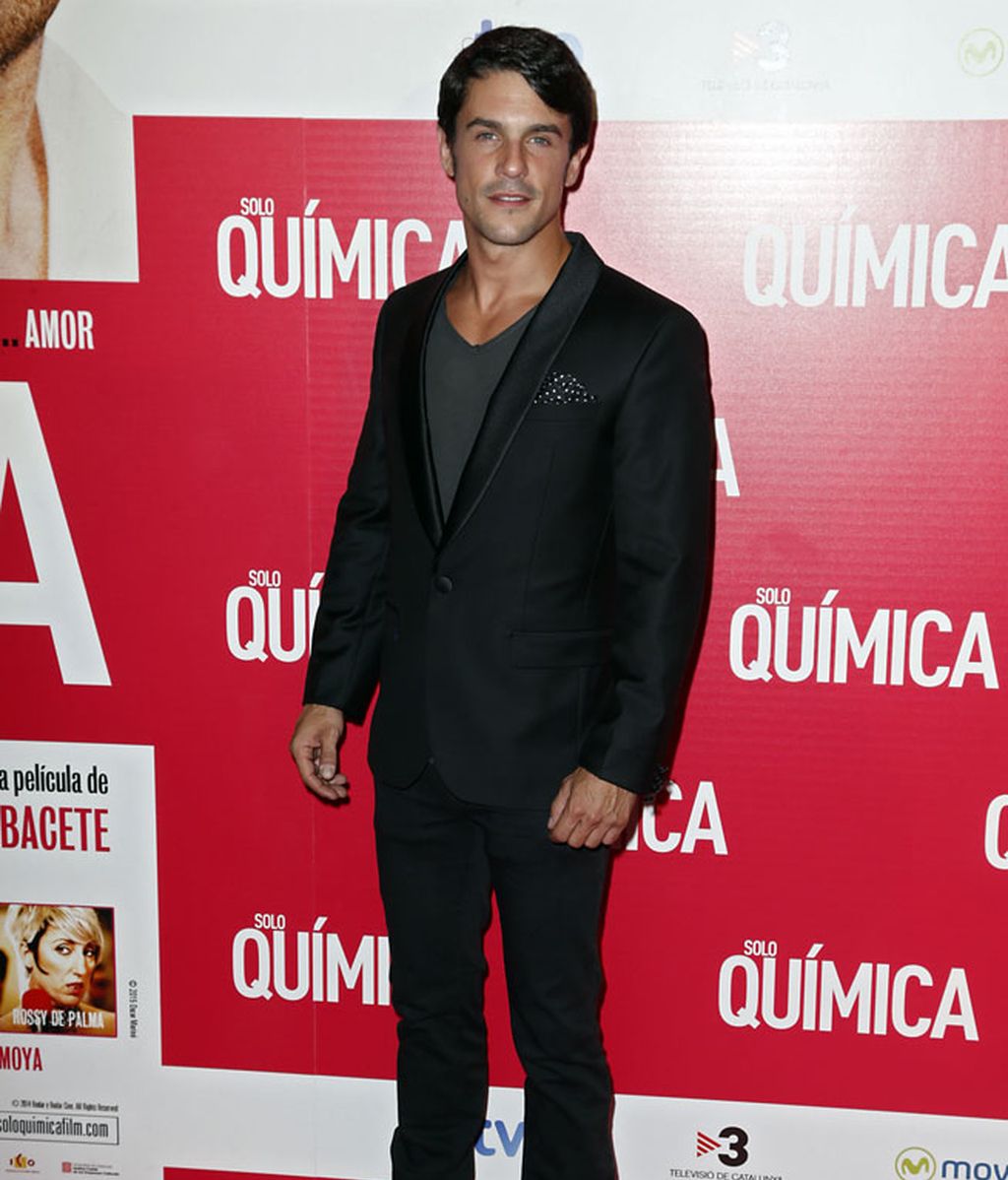 Alejo Sauras también eligió el color negro que resaltaba su bronceado