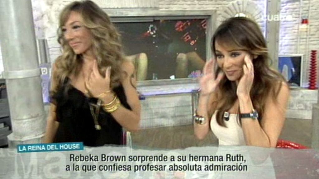 Ruth, sorprendida por su hermana, la cantante Rebeka Brown