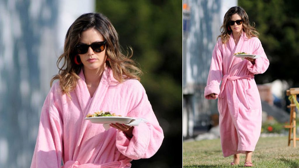 Rachel Bilson lo utiliza incluso mientras come