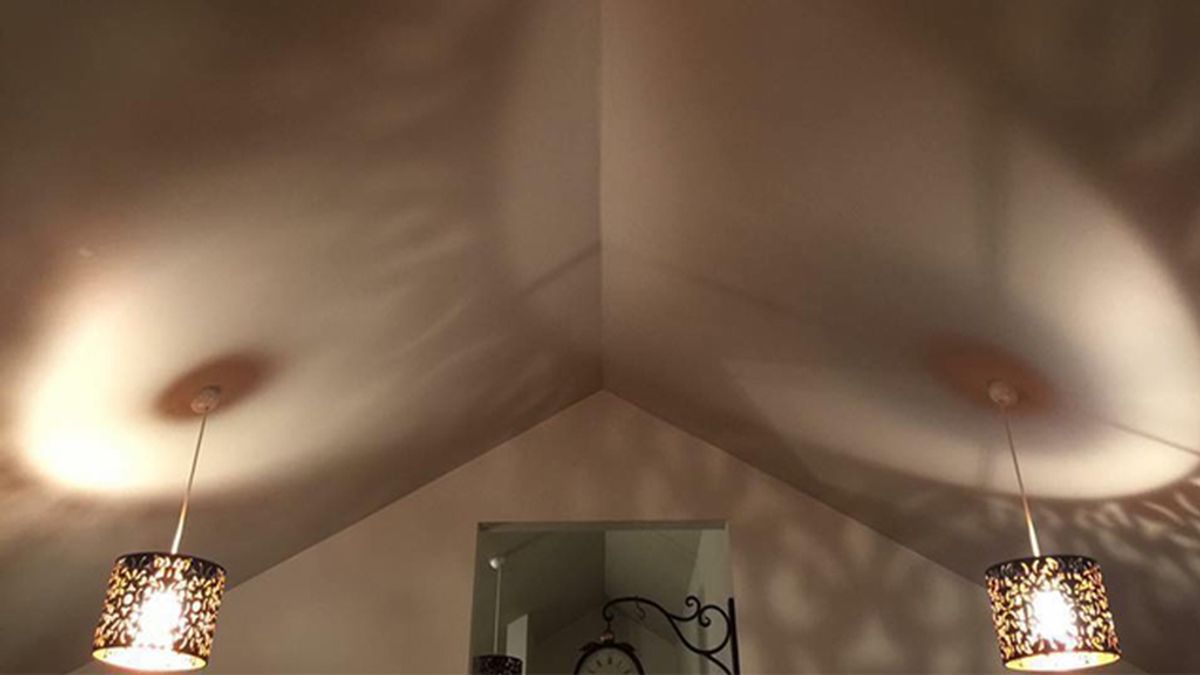 Iluminacion de la habitación de un hotel que se parece a los senos de una mujer