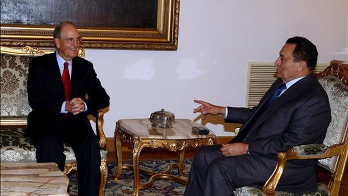 El enviado especial estadounidense para Oriente Medio, George Mitchell (i), conversa con el presidente egipcio, Hosni Mubarak, durante su reunión hoy en el palacio presidencial de El Cairo (Egipto). EFE