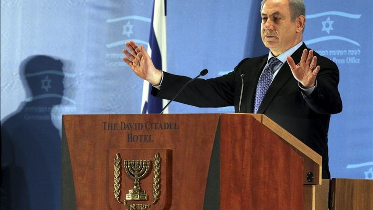 El primer ministro israelí Benjamín Netanyahu ofrece unas palabras durante un acto convocado por la asociación de periodistas extranjeros, en un hotel de Jerusalén, Israel. EFE/Jim Hollander El primer ministro israelí Benjamín Netanyahu ofrece unas palabras durante un acto convocado por la asociación de periodistas extranjeros, en un hotel de Jerusalén, Israel. EFE/Jim Hollander