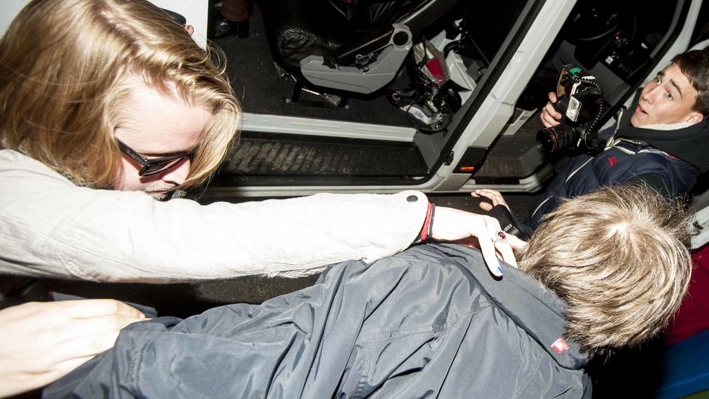 Macaulay Culkin se lía a golpes