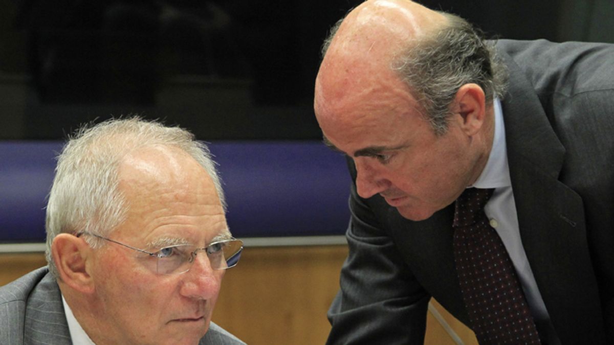 Wolfgang Schäuble y Luis de Guindos conversan durante la reunión del Eurogrupo en Luxemburgo