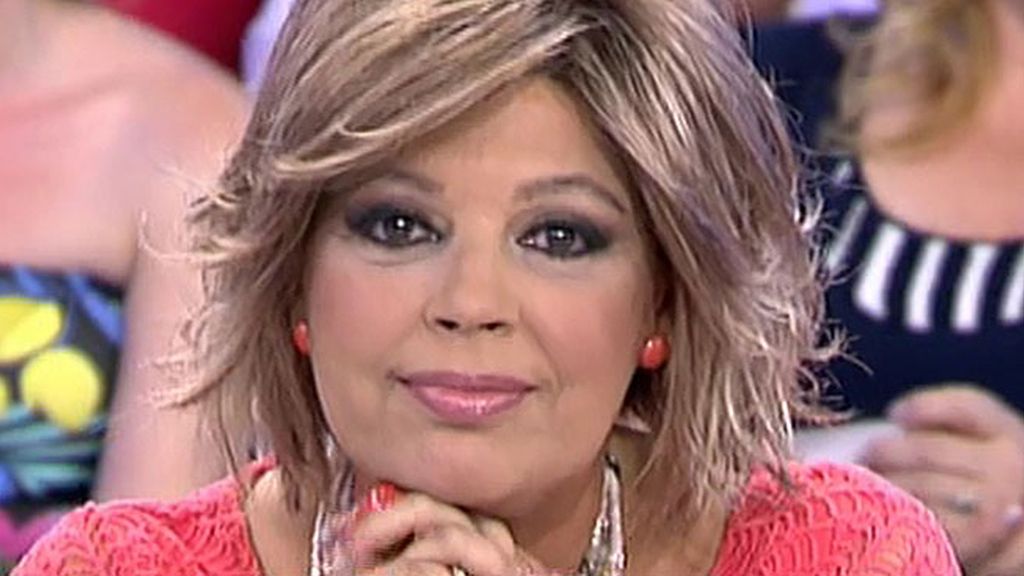La presentadora abraza a la colaboradora