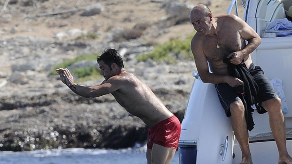 'Busta' y Paula, enamorados en Ibiza como el primer día