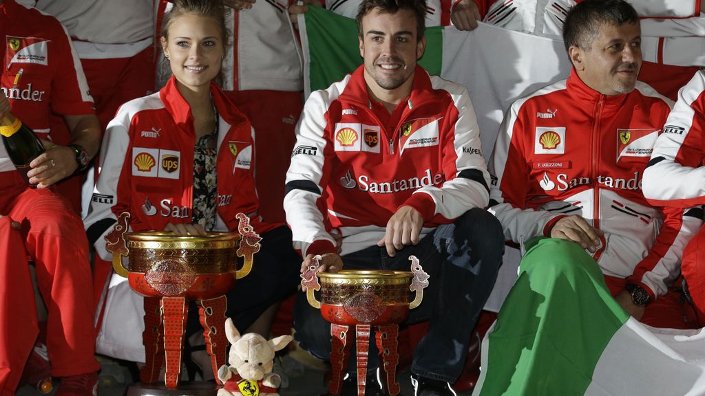 Fernando Alonso presume de novia en su victoria de Shanghái