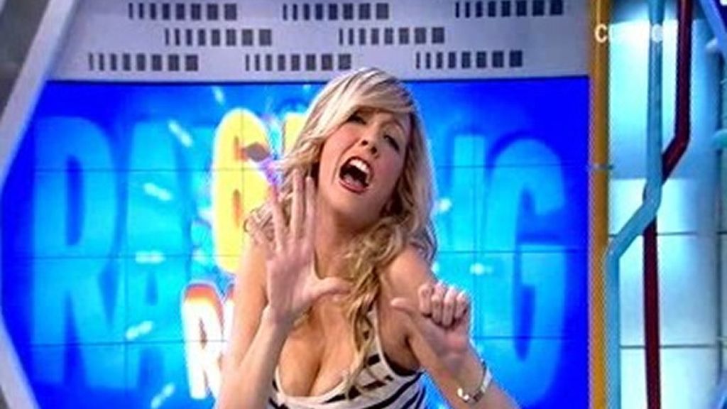 Anna con camiseta de rayas y botones