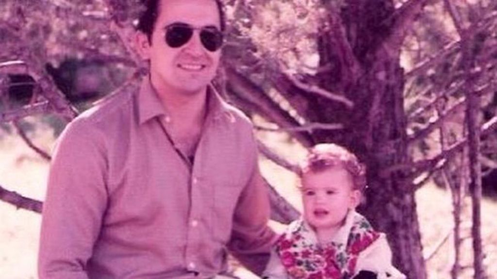 Adriana Abenia: "¡Felicidades a todos los papás y a las mamás que valen por 2!"