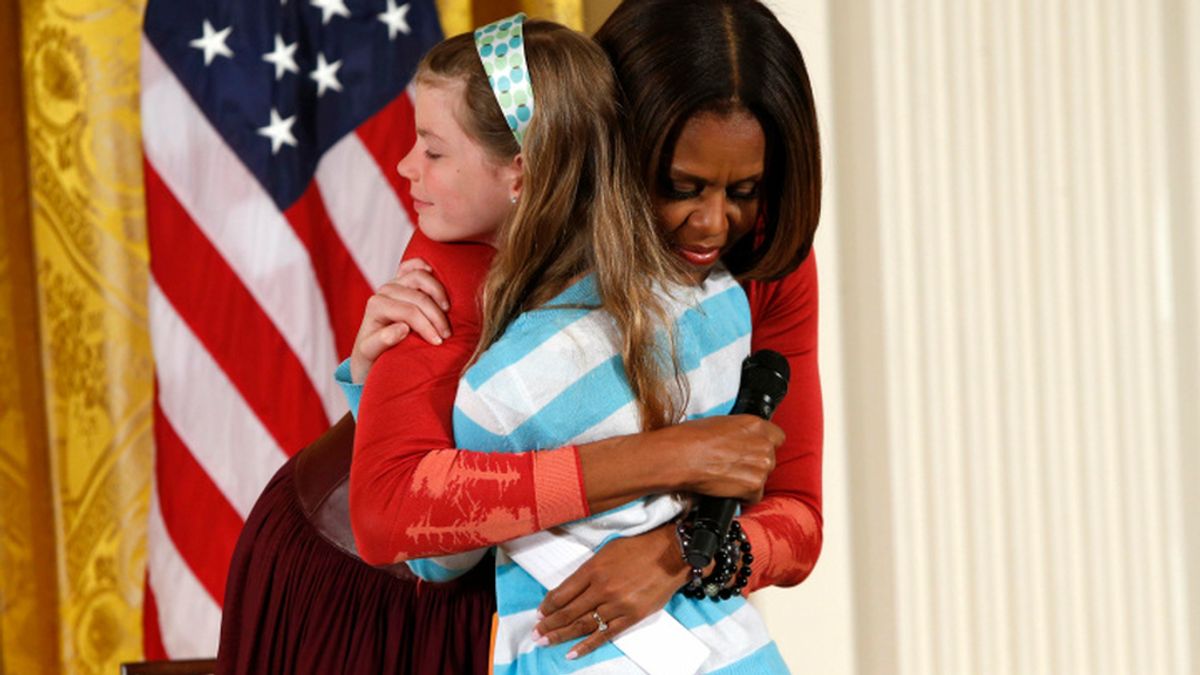 La hija de un parado le da el currículo de su padre a Michelle Obama