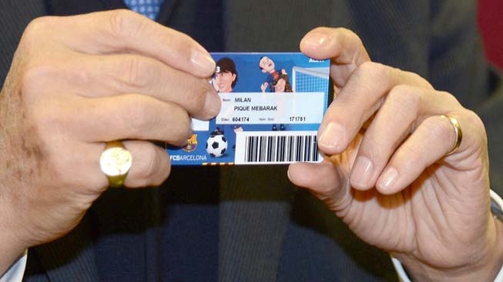 Amador Bernabéu hace socio del F.C Barcelona a su bisnieto Milan Piqué Mebarak