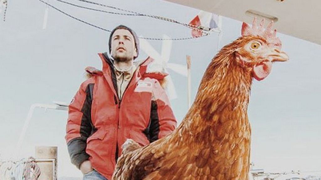 Un hombre da la vuelta al mundo...con su gallina