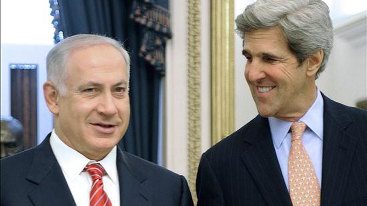 El primer ministro israelí, Benjamín Netanyahu, (i), charla con el jefe del Comité de Relaciones Exteriores del Senado, John Kerry, (d), durante un encuentro en el Capitolio, en Washington (Estados Unidos) el paraso 19 de mayo. EFE/Archivo