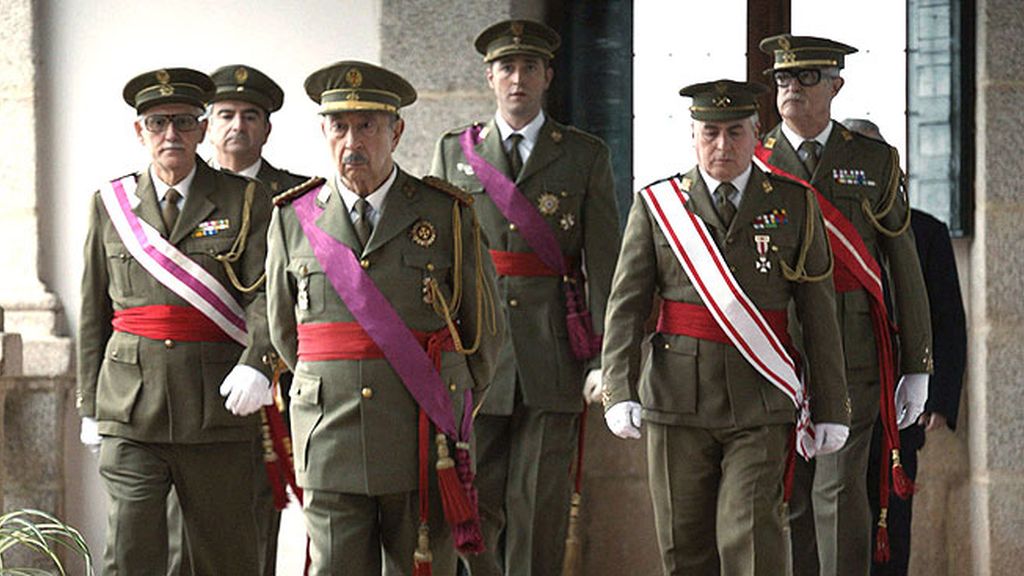 Juan Carlos impulsa la transición política, en el desenlace de 'El Rey'