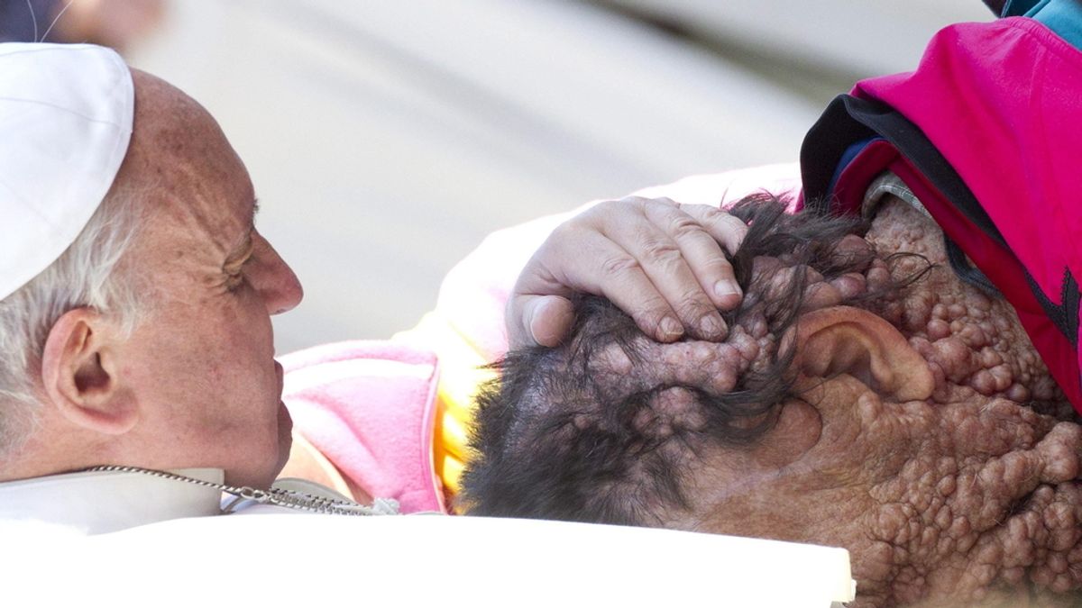 El emotivo abrazo del papa Francisco