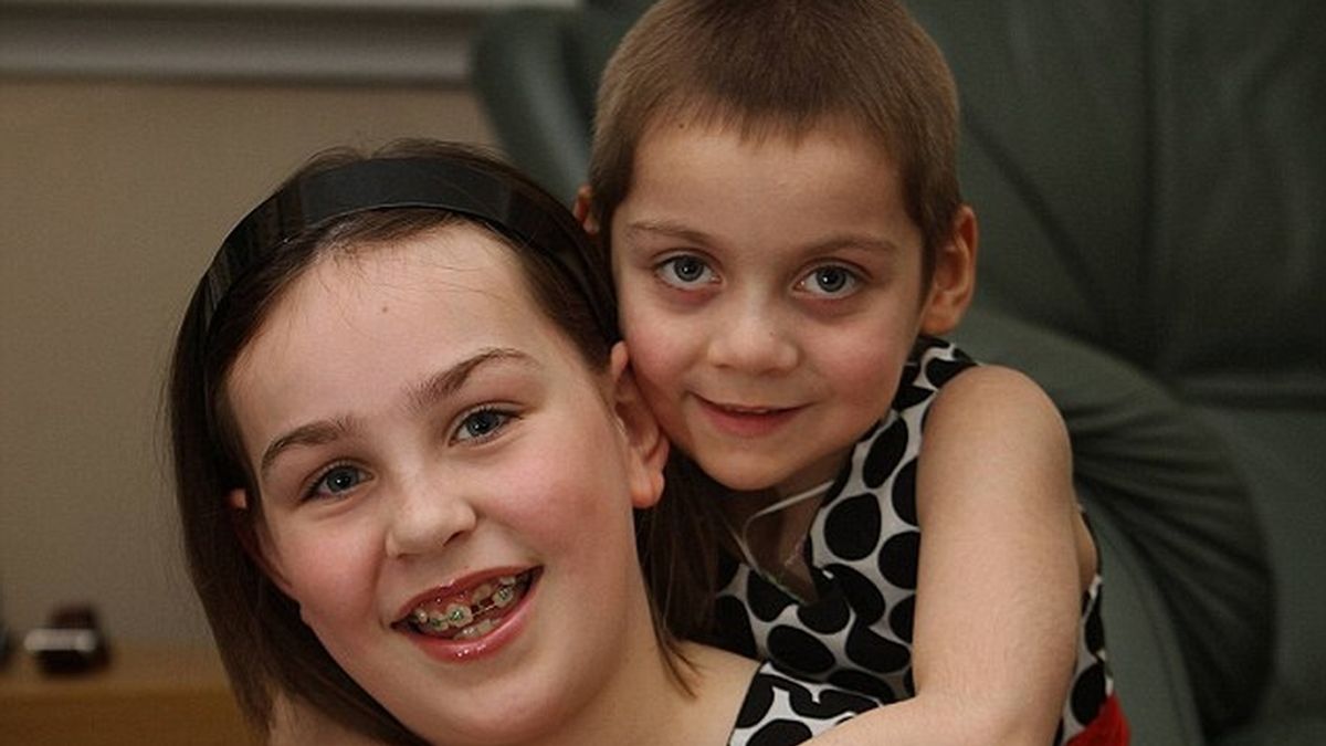 Lauren, de nueve años, ha salvado la vida a su hermana Emily, de cinco.