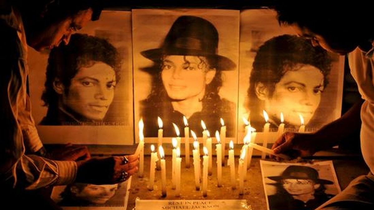 Seguidores indios de Michael Jackson le rinden homenaje en la ciudad india de Bangalore. EFE