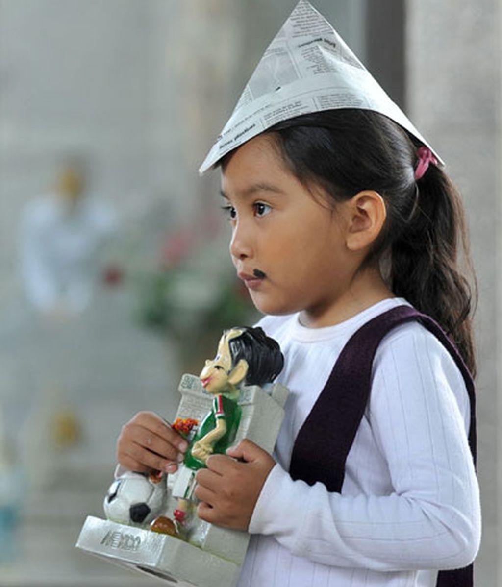 Una niña sostiene una figura del actor en su centenario