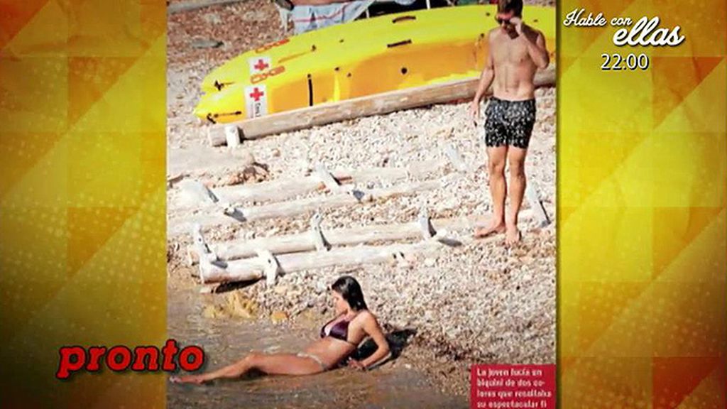 Disfrutan de una jornada de sol en una cala de Ibiza