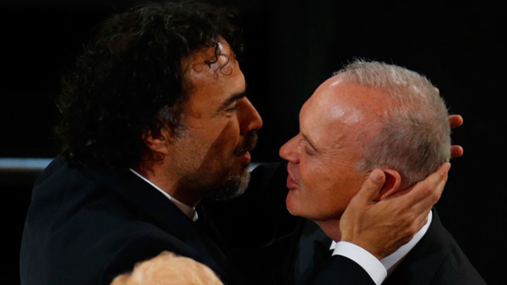 Alejandro González Iñárritu besa a Michael Keaton