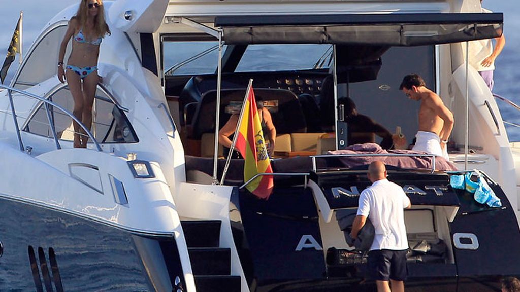 David Meca enseña a chapotear a Blanca Cuesta y Borja Thyssen