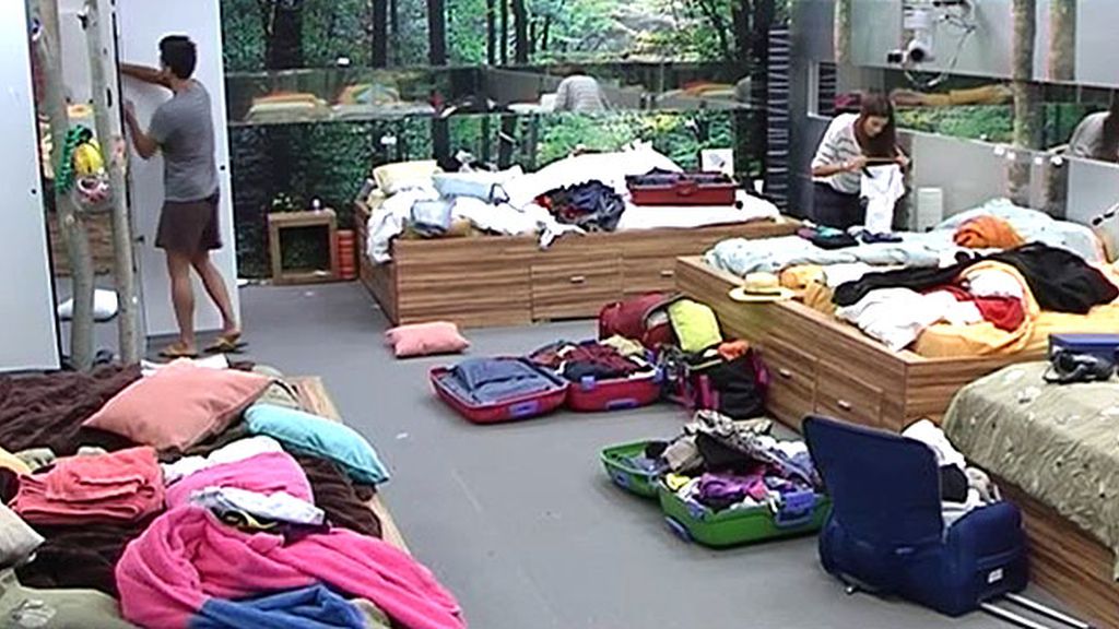 A pocas horas de la final, los cuatro concursantes intenta cerrar sus maletas