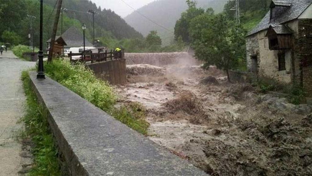 La lluvia deja sin luz a 3.400 personas y obliga a evacuar a 200 en Valle de Arán