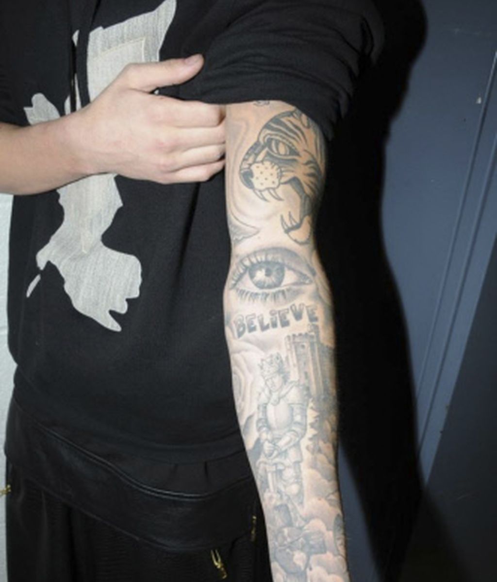 Justin Bieber presume de tatuajes el día de su arresto policial