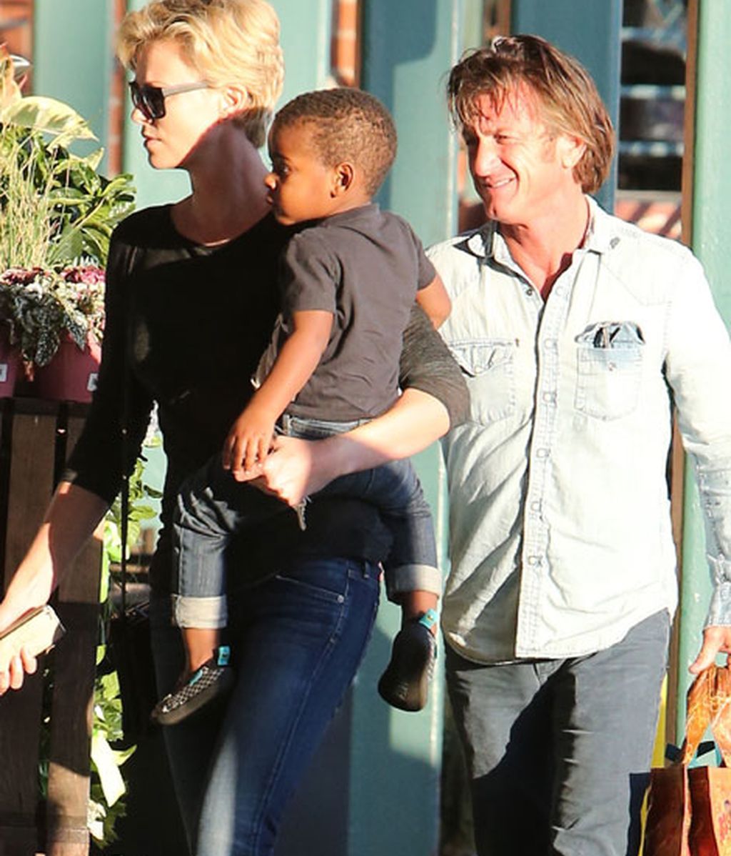 Charlize Theron, Sean Penn y Jackson: la familia que hace la compra unida...