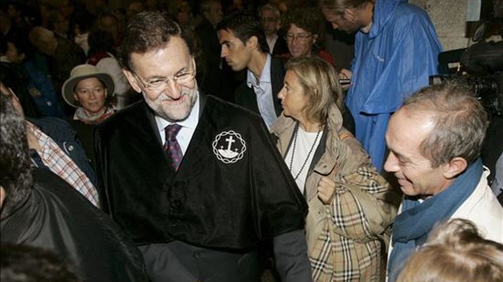 El presidente del PP, Mariano Rajoy, saluda a peregrinos en la Catedral Compostelana después de ser investido Cofrade de Honor Civil 2010 por parte de la Hermandad de Estudiantes de Santiago de Compostela. EFE El presidente del PP, Mariano Rajoy, saluda a peregrinos en la Catedral Compostelana después de ser investido Cofrade de Honor Civil 2010 por parte de la Hermandad de Estudiantes de Santiago de Compostela. EFE