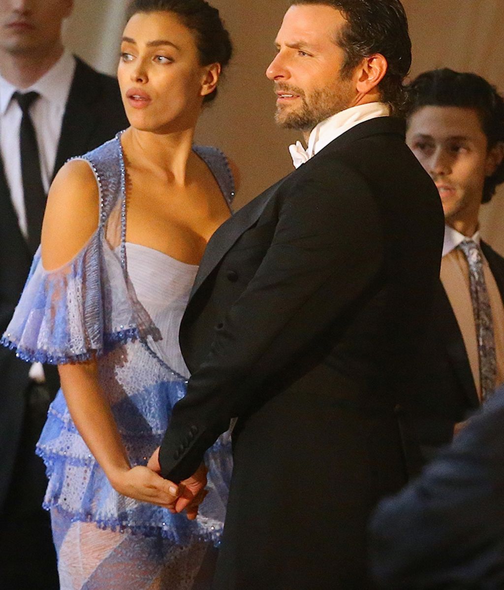 Irina y Bradley Cooper cogidos de la mano