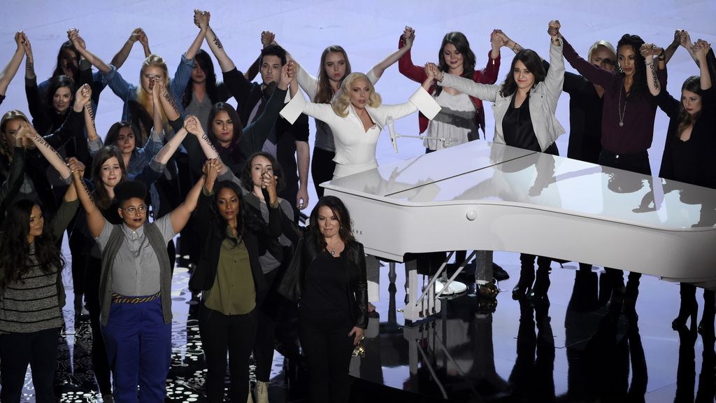 Lady Gaga, cantando junto a un coro de víctimas de abuso y violación