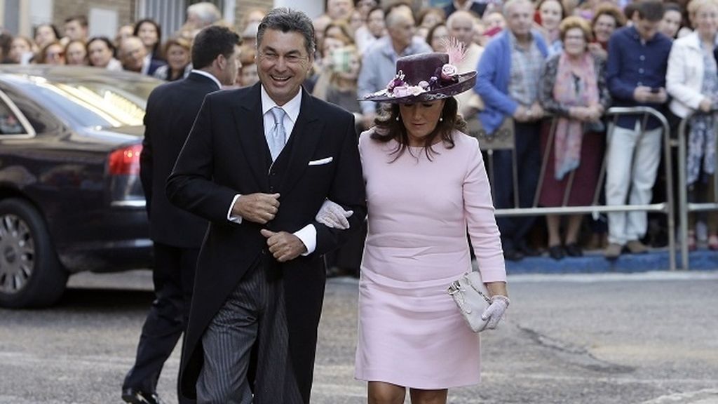 José Antonio Rivera, hermano de Paquirri y tío del novio, junto a su esposa