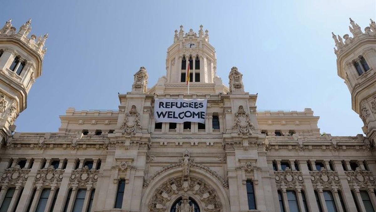 El Ayuntamiento de Madrid coloca una pancarta en su fachada con 'Refugees Welcome'