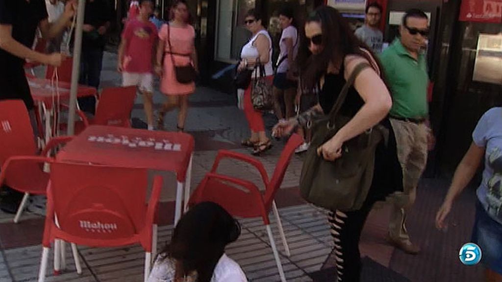 La reportera sufre una caída en pleno reportaje