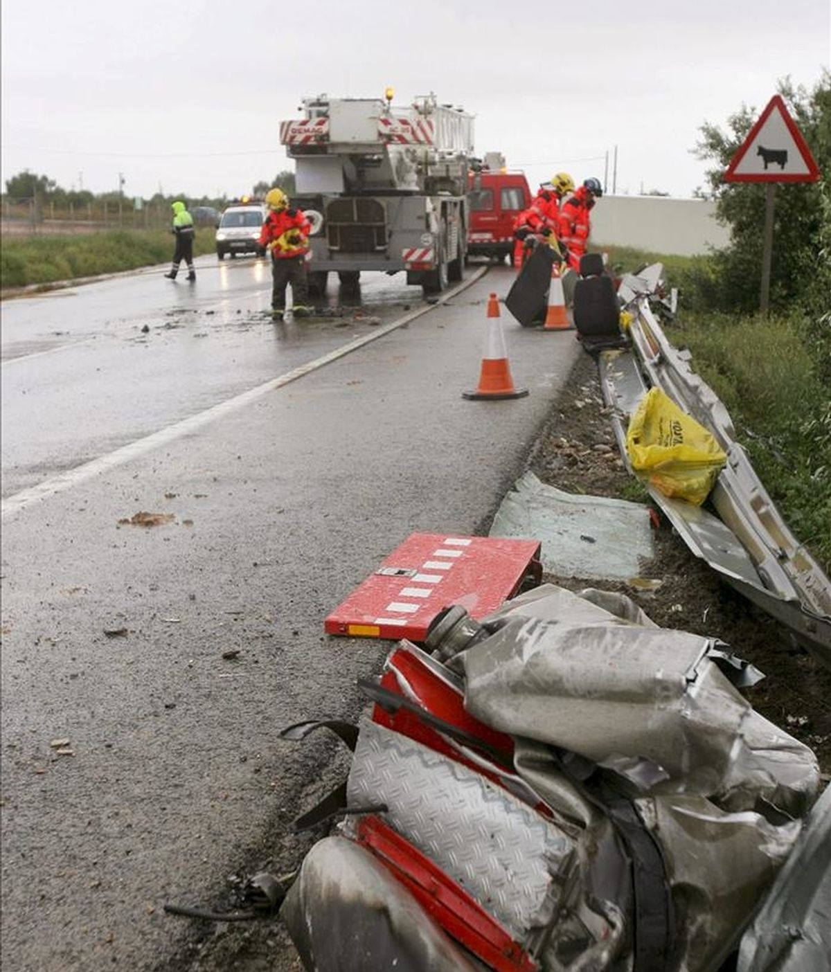 - Restos en la calzada de un camión de bomberos, uno de los tres vehículos implicados en un accidente múltiple en la carretera N-340, a la altura de Amposta (Tarragona) que, aunque sin heridos de gravedad, ha obligado a cerrar la vía. EFE