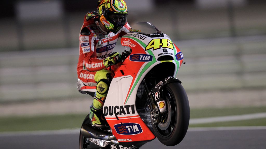 Valentino Rossi hace un 'wheelie' con su nueva Ducati