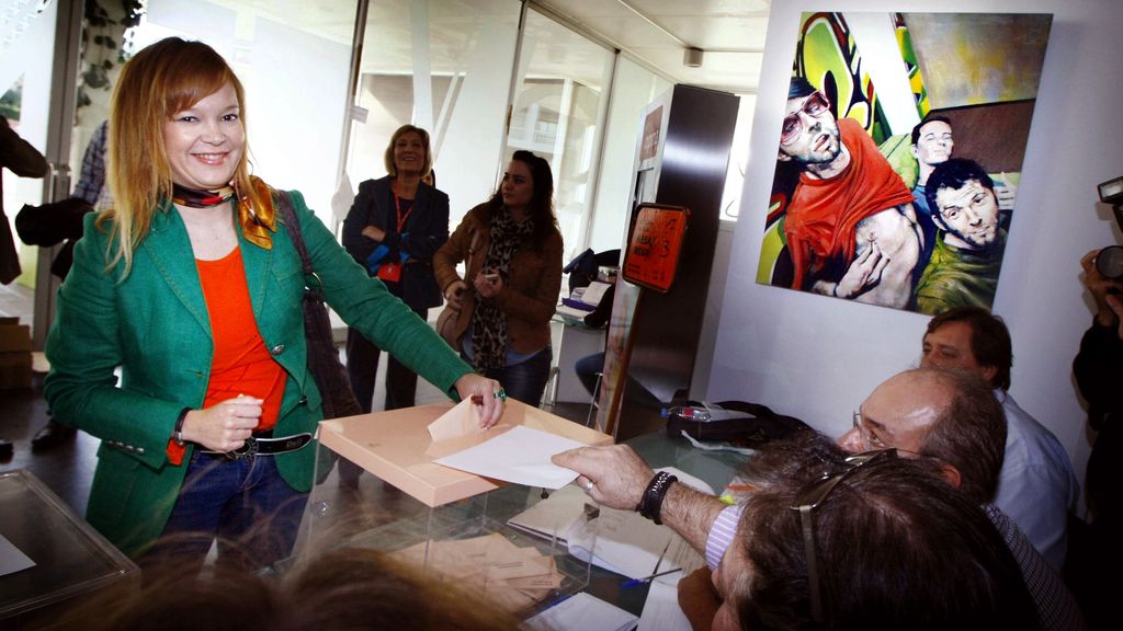 Leire Pajín ejerce su voto
