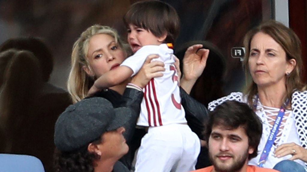 Lágrimas, besos, juegos… Puro amor entre Shakira y sus hijos en la grada de París