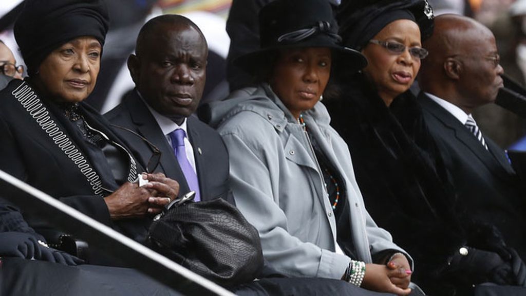 La viuda, Graca Machel, y la ex mujer de Mandela, Winnie Madikizela, lloran la muerte del líder