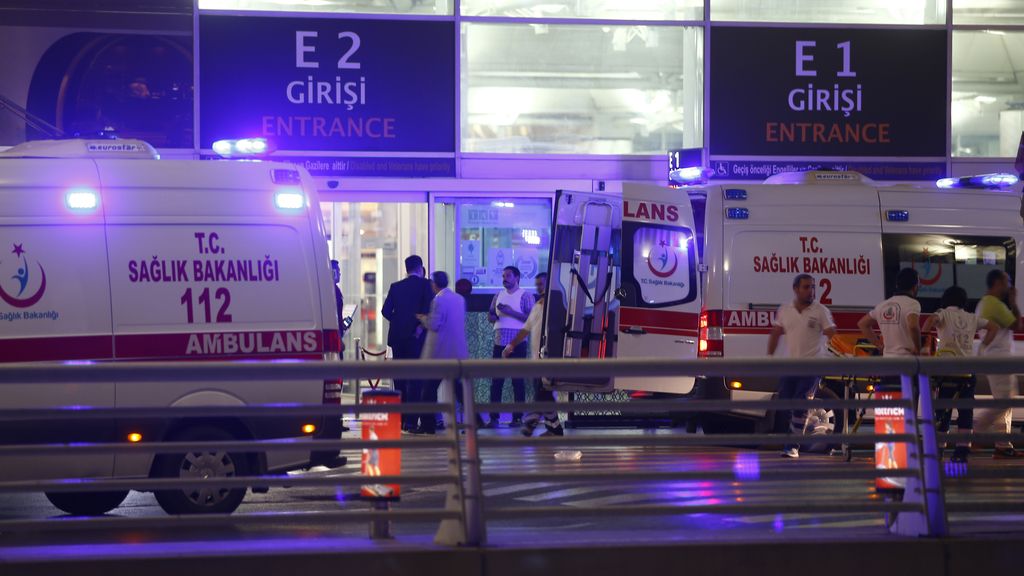 Dos explosiones y un tiroteo en el aeropuerto de Ataturk