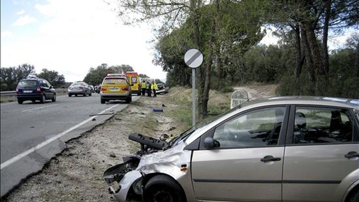 Estado en el que quedó un vehículo implicado en un accidente ayer en el kilómetro 3 de la carretera de El Pardo, M-605, en Madrid, en el que un hombre de 43 años murió. EFE