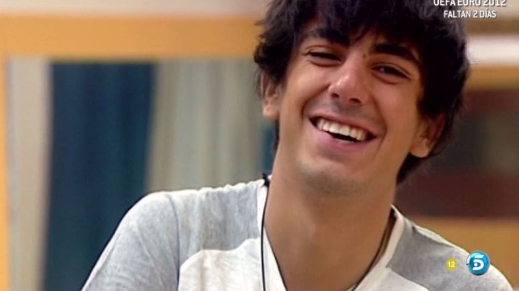 Dani disfrutó de lo lindo masajeando la espalda de Mary Joy