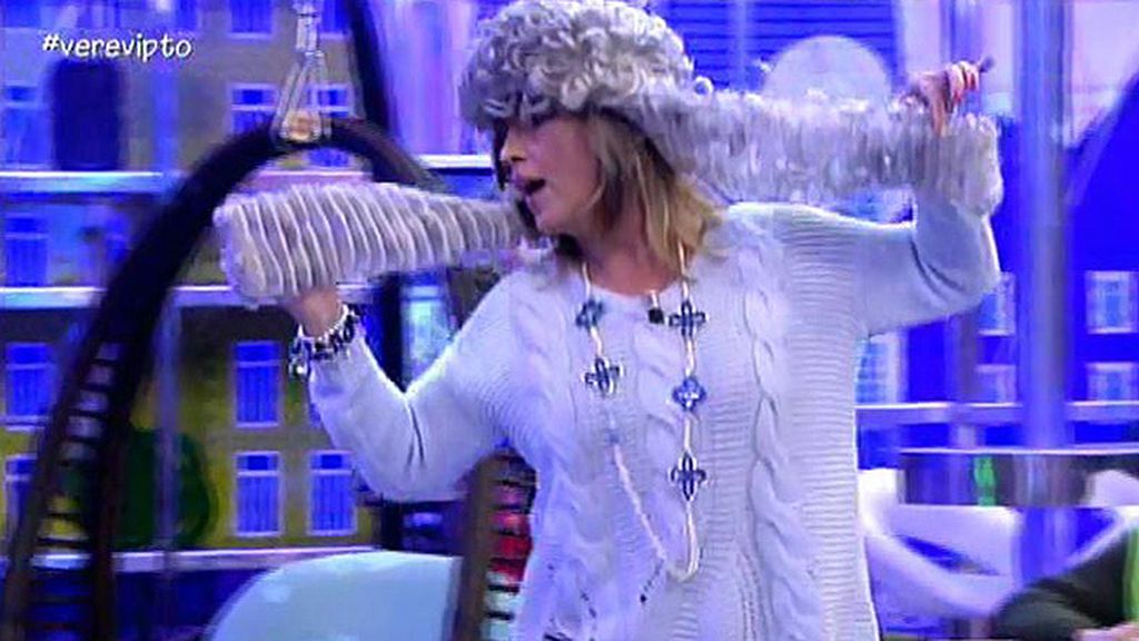 Lydia Lozano y Chelo Gª Cortés aprovechan para bailar un 'chuminero'