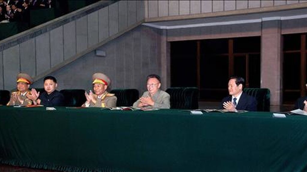 Fotografía sin fechar distribuida hoy que muestra al líder Kim Jong-Il (c) y su hijo, heredero designado Kim Jong-Un (2d), en el estadio May Day en Pyongyang para celebrar el 65 aniversario de la creación del Partido de los Trabajadores. EFE Fotografía sin fechar distribuida hoy que muestra al líder Kim Jong-Il (c) y su hijo, heredero designado Kim Jong-Un (2d), en el estadio May Day en Pyongyang para celebrar el 65 aniversario de la creación del Partido de los Trabajadores. EFE