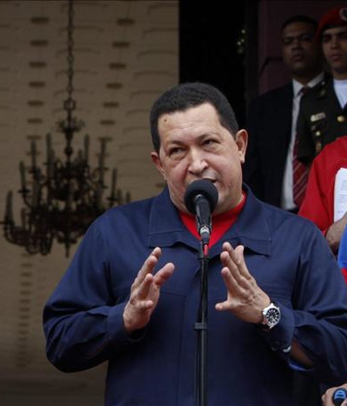 El presidente de Venezuela, Hugo Chávez (d), habla el pasado 22 de julio en Caracas, donde anunció la ruptura de las relaciones diplomáticas con Colombia. EFE