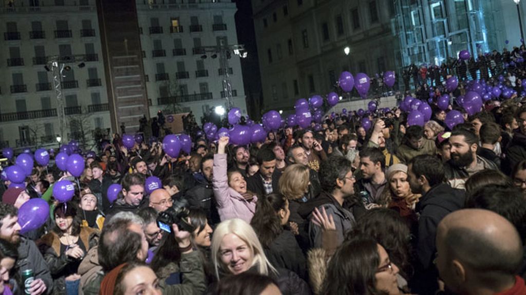 Simpatizantes de Podemos celebran los sondeos